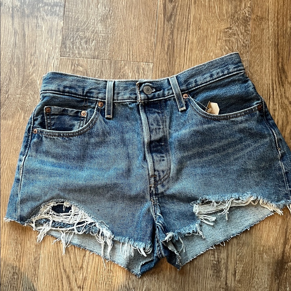 Levi’s frayed hem denim shorts size 29 - NWT